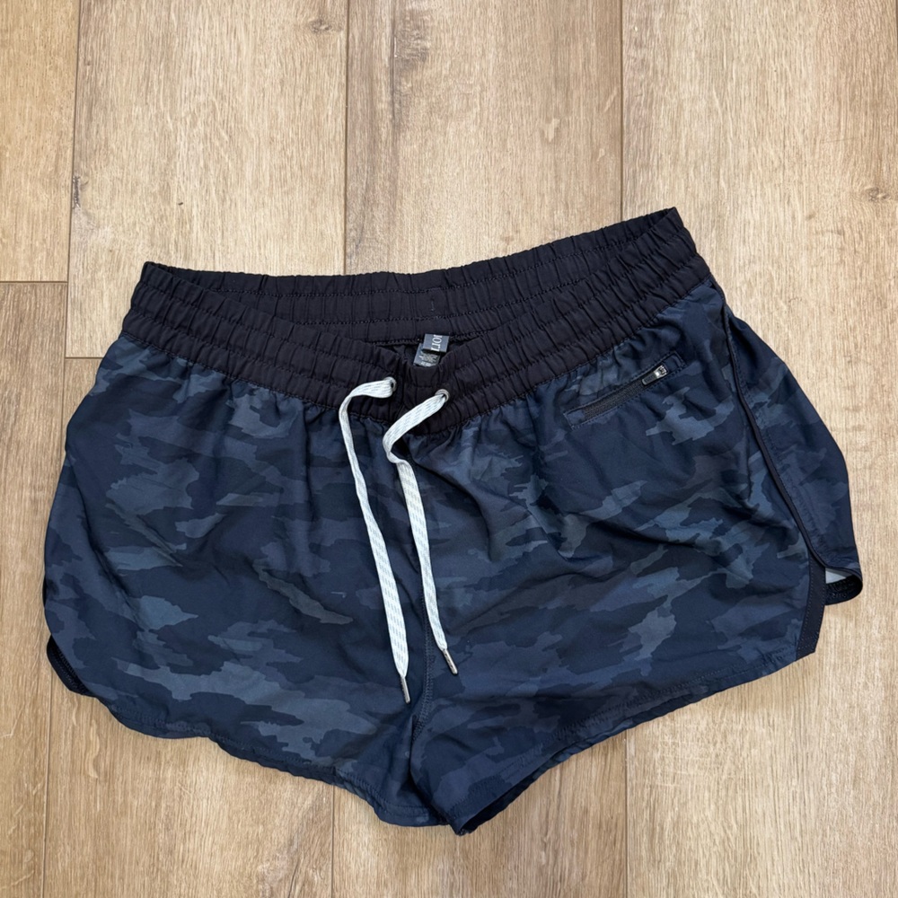 Vuori Black Camouflage Shorts XXL